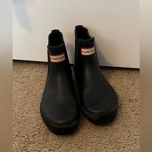 Hunter, woman’s size 7 Chelsea Boots in black